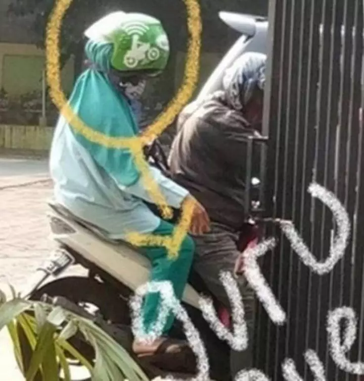 emak kalau pakai helm terbalik bikin ketawa © 2021 berbagai sumber emak kalau pakai helm terbalik bikin ketawa © 2021 berbagai sumber