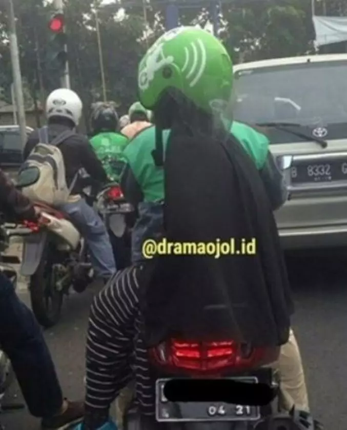 emak kalau pakai helm terbalik bikin ketawa © 2021 berbagai sumber emak kalau pakai helm terbalik bikin ketawa © 2021 berbagai sumber