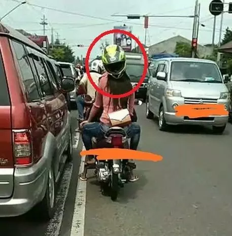 emak kalau pakai helm terbalik bikin ketawa © 2021 berbagai sumber emak kalau pakai helm terbalik bikin ketawa © 2021 berbagai sumber