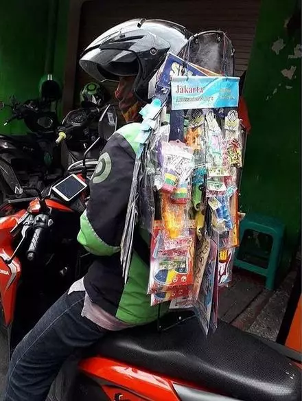 driver ojek online bawa benda nyeleneh banget © 2021 instagram.com