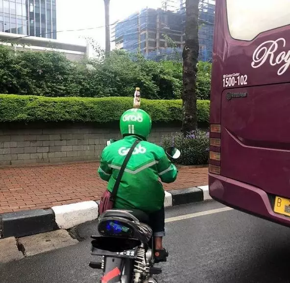 driver ojek online bawa benda nyeleneh banget © 2021 instagram.com