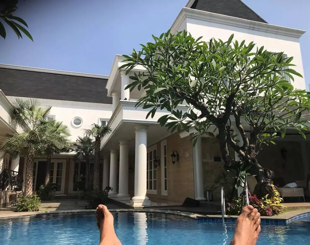 halaman belakang rumah komedian © 2021 berbagai sumber