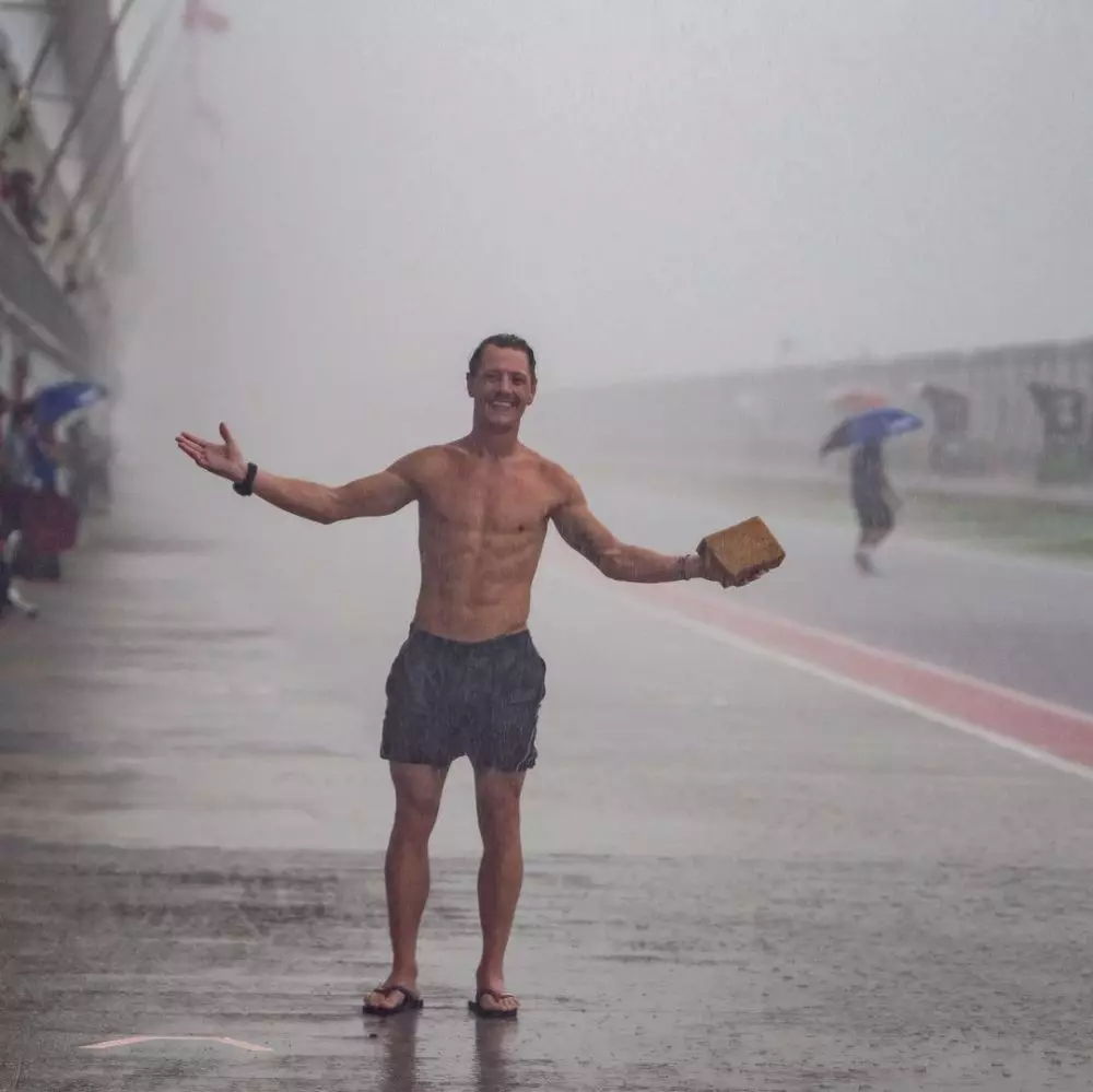 Aksi pembalap Aegerter Dominique © Instagram