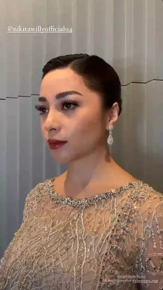 Gaya Nikita Willy di pernikahan adiknya © Instagram Gaya Nikita Willy di pernikahan adiknya © Instagram