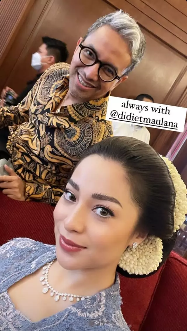 Gaya Nikita Willy di pernikahan adiknya © Instagram Gaya Nikita Willy di pernikahan adiknya © Instagram