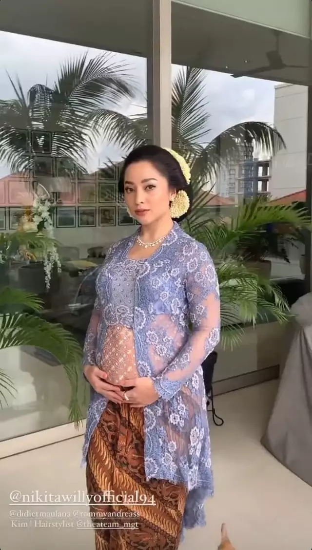 Gaya Nikita Willy di pernikahan adiknya © Instagram Gaya Nikita Willy di pernikahan adiknya © Instagram