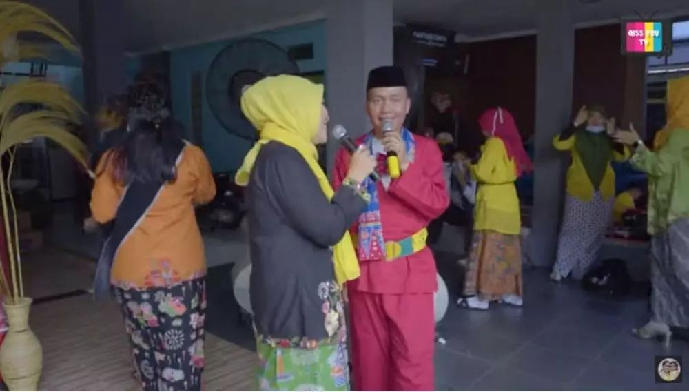 momen wisuda syifa adik ayu ting ting © YouTube momen wisuda syifa adik ayu ting ting © YouTube