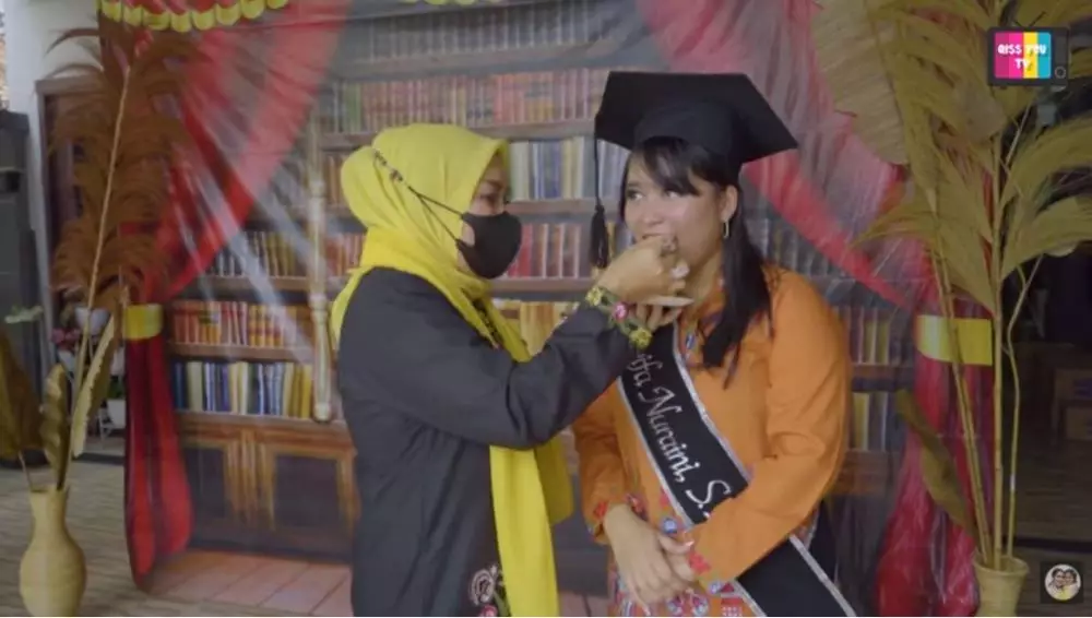 momen wisuda syifa adik ayu ting ting © YouTube momen wisuda syifa adik ayu ting ting © YouTube