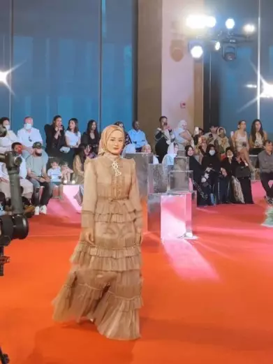 Dinda Hauw fashion show di Dubai © Instagram