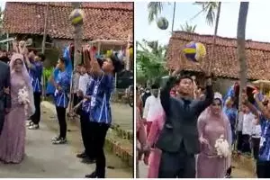 Momen pernikahan atlet voli, aksi arak-arakan curi atensi warganet