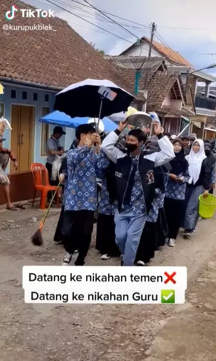 Momen rombongan siswa hadiri nikahan guru © 2021 TikTok Momen rombongan siswa hadiri nikahan guru © 2021 TikTok