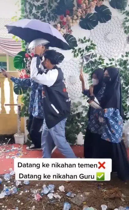 Momen rombongan siswa hadiri nikahan guru © 2021 TikTok Momen rombongan siswa hadiri nikahan guru © 2021 TikTok