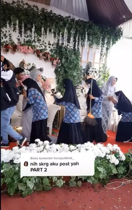 Momen rombongan siswa hadiri nikahan guru © 2021 TikTok Momen rombongan siswa hadiri nikahan guru © 2021 TikTok