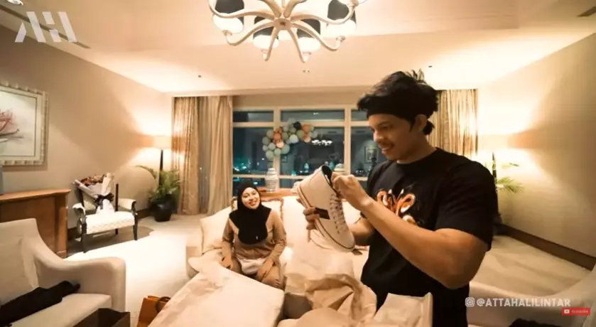 Atta Halilintar buka kado ultah © YouTube Atta Halilintar buka kado ultah © YouTube