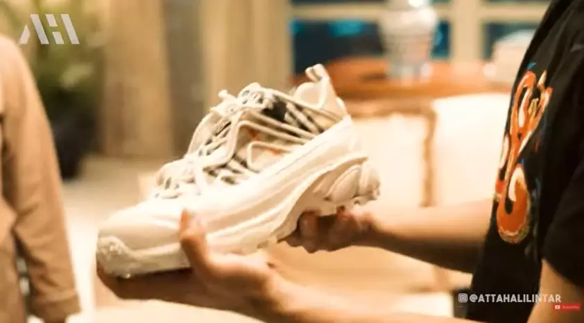 Atta Halilintar buka kado ultah © YouTube Atta Halilintar buka kado ultah © YouTube