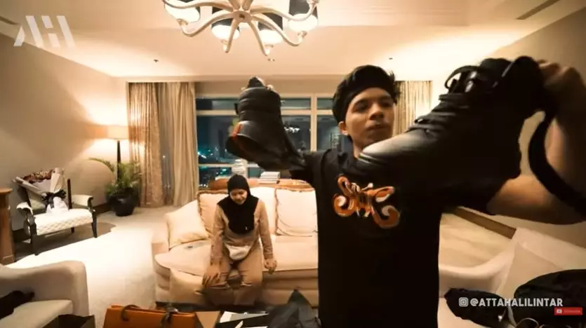 Atta Halilintar buka kado ultah © YouTube Atta Halilintar buka kado ultah © YouTube