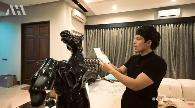 Atta Halilintar buka kado ultah © YouTube Atta Halilintar buka kado ultah © YouTube