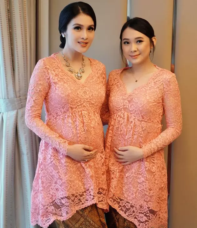 seleb pakai kebaya saat hamil © Instagram