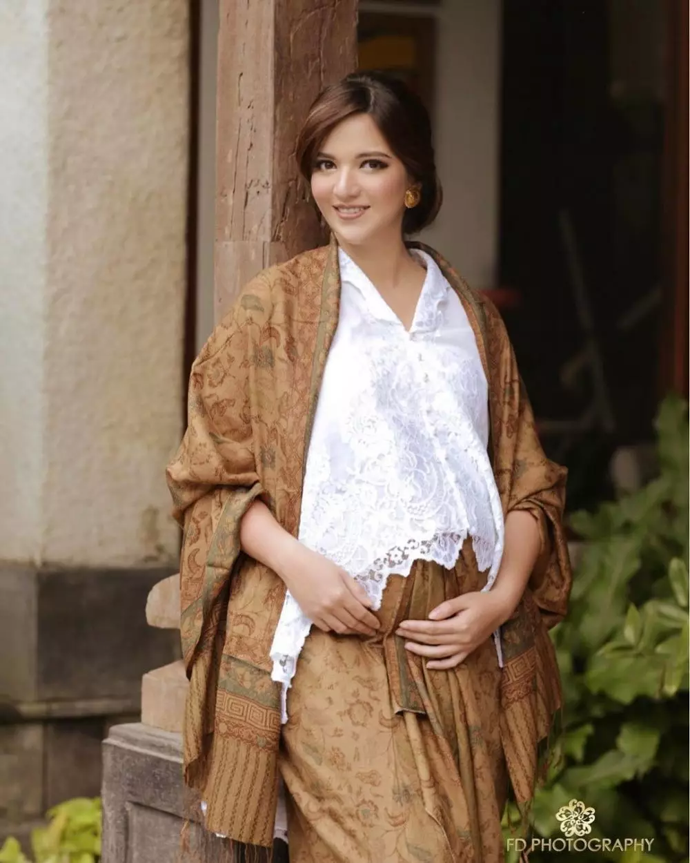 seleb pakai kebaya saat hamil © Instagram
