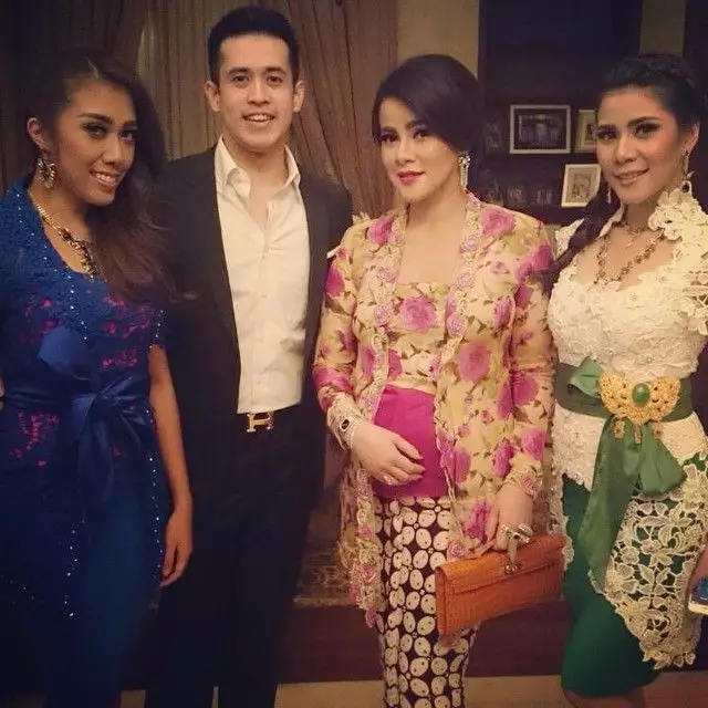 seleb pakai kebaya saat hamil © Instagram