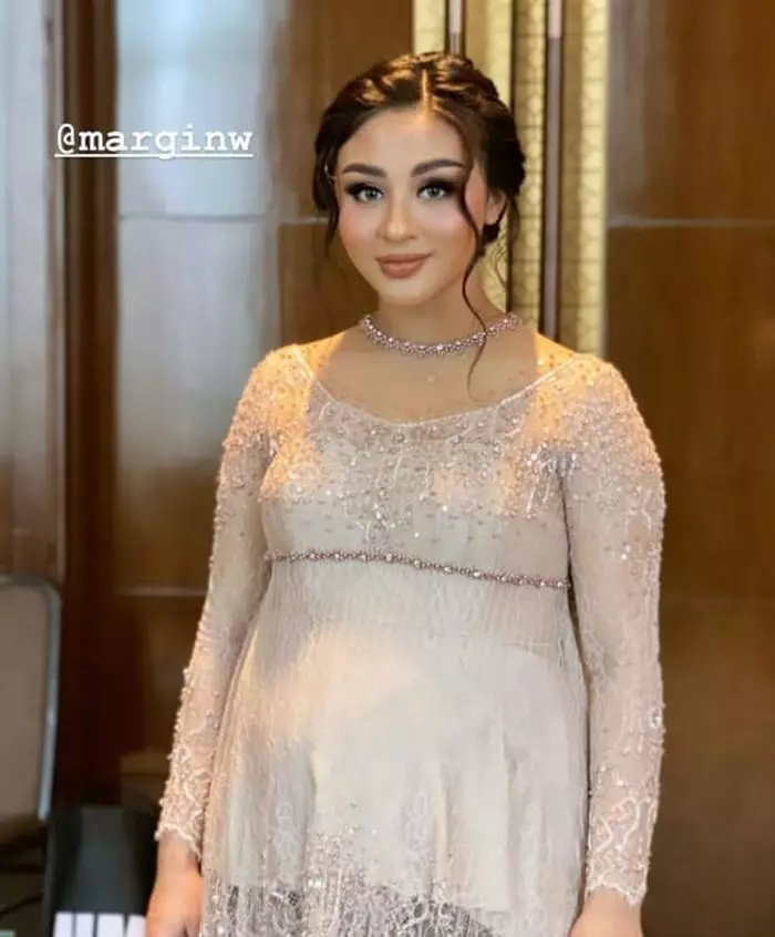 seleb pakai kebaya saat hamil © Instagram