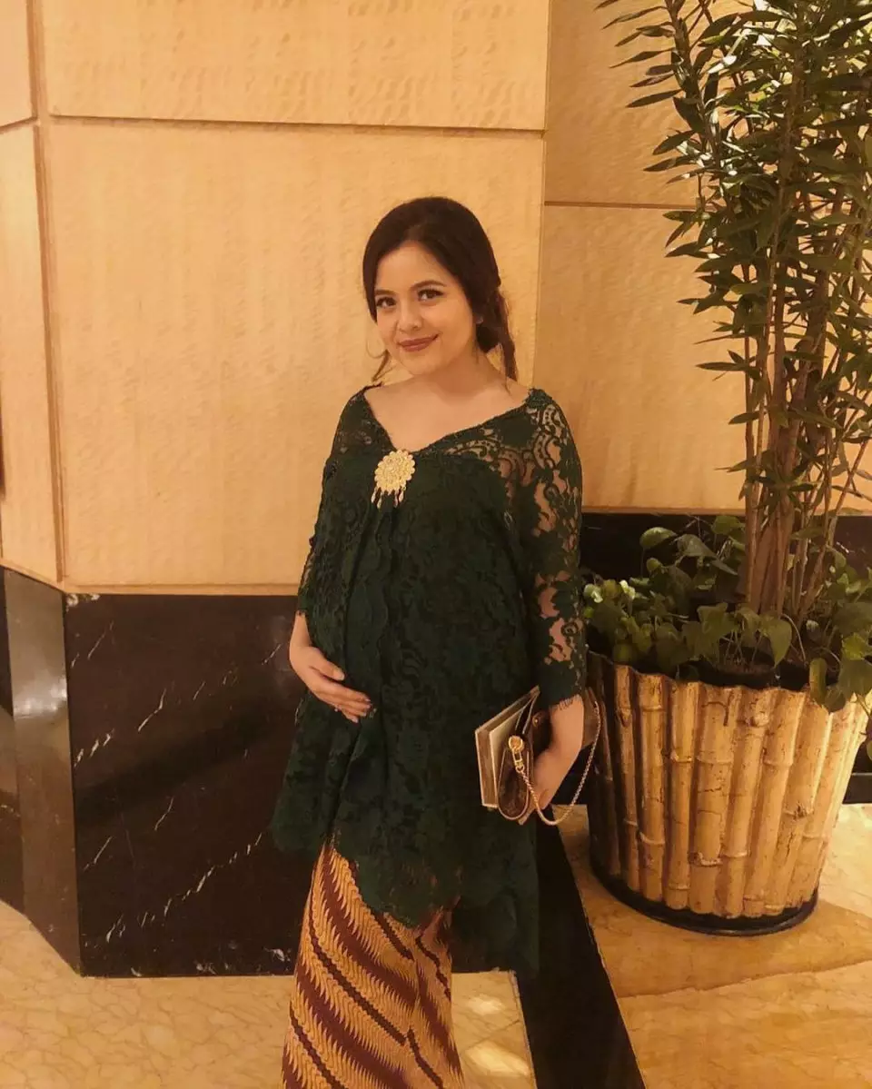 seleb pakai kebaya saat hamil © Instagram