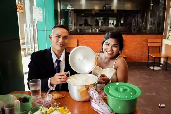 pasangan ini menikah di restoran cepat saji Instagram