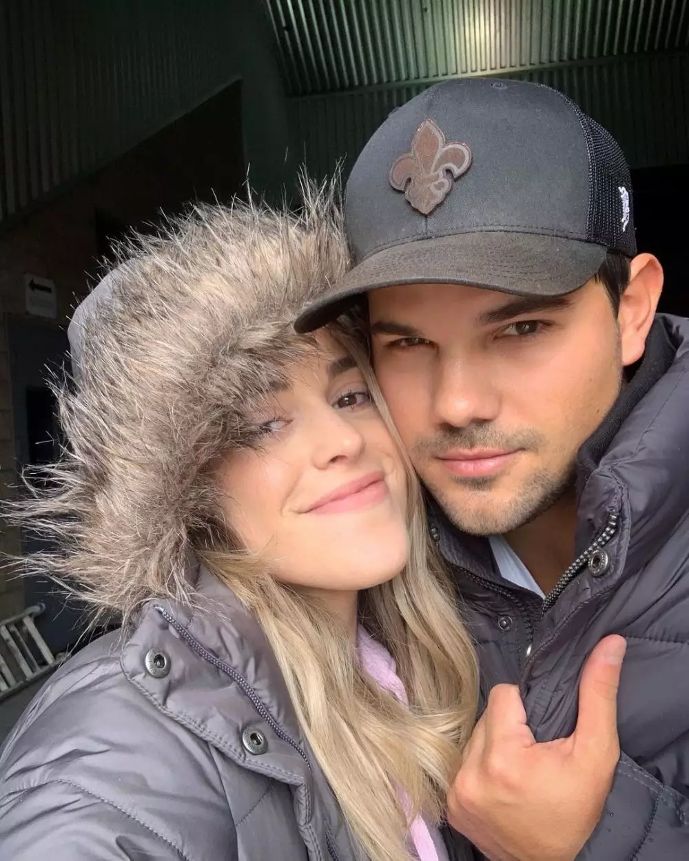 Taylor Lautner dan tunangan © 2021 brilio.net Taylor Lautner dan tunangan © 2021 brilio.net