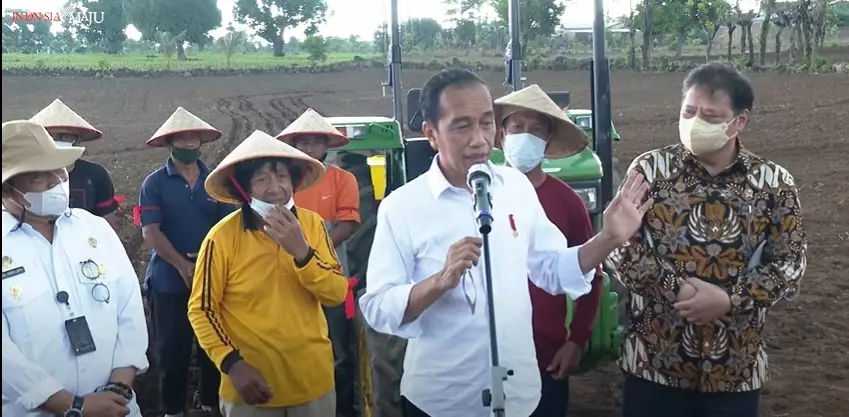 Aksi Jokowi kendarai traktor saat tanam jagung © 2021 YouTube