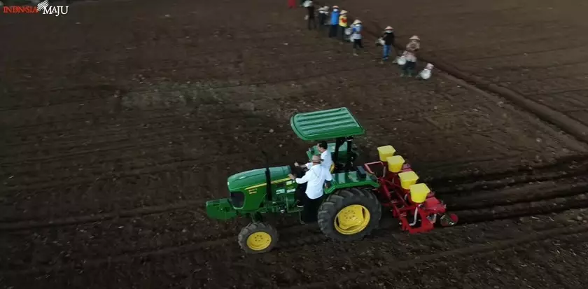 Aksi Jokowi kendarai traktor saat tanam jagung © 2021 YouTube