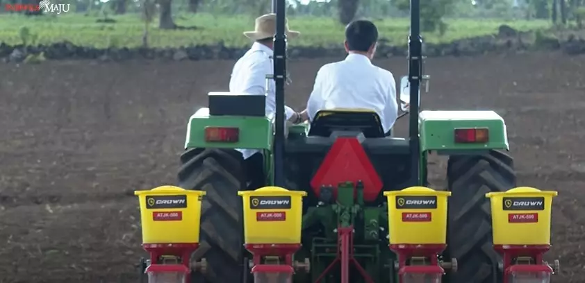 Aksi Jokowi kendarai traktor saat tanam jagung © 2021 YouTube