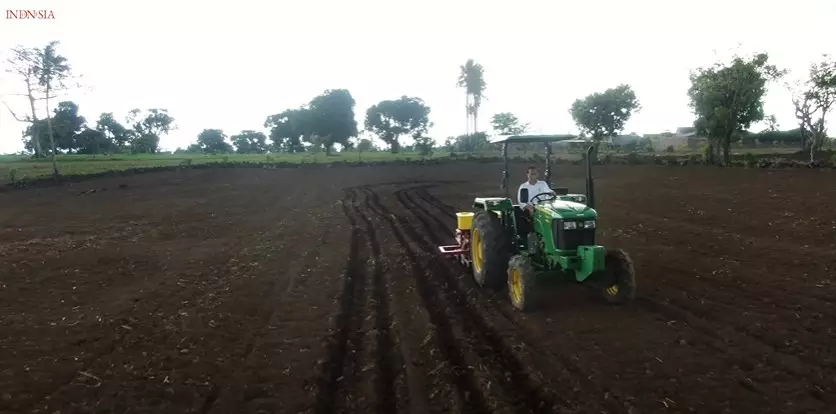 Aksi Jokowi kendarai traktor saat tanam jagung © 2021 YouTube