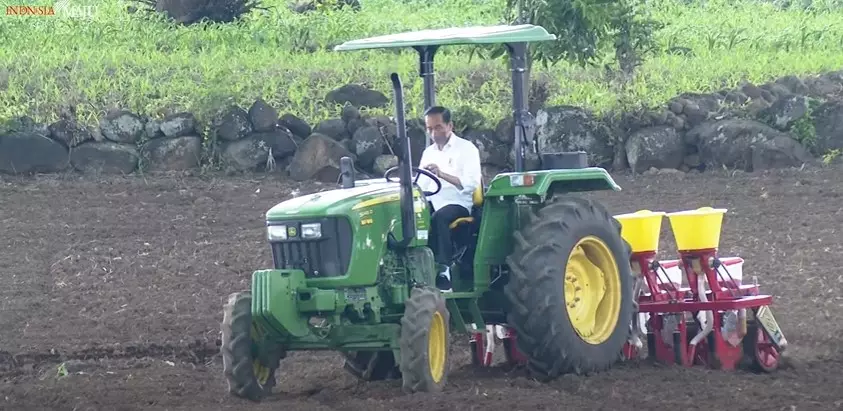 Aksi Jokowi kendarai traktor saat tanam jagung © 2021 YouTube