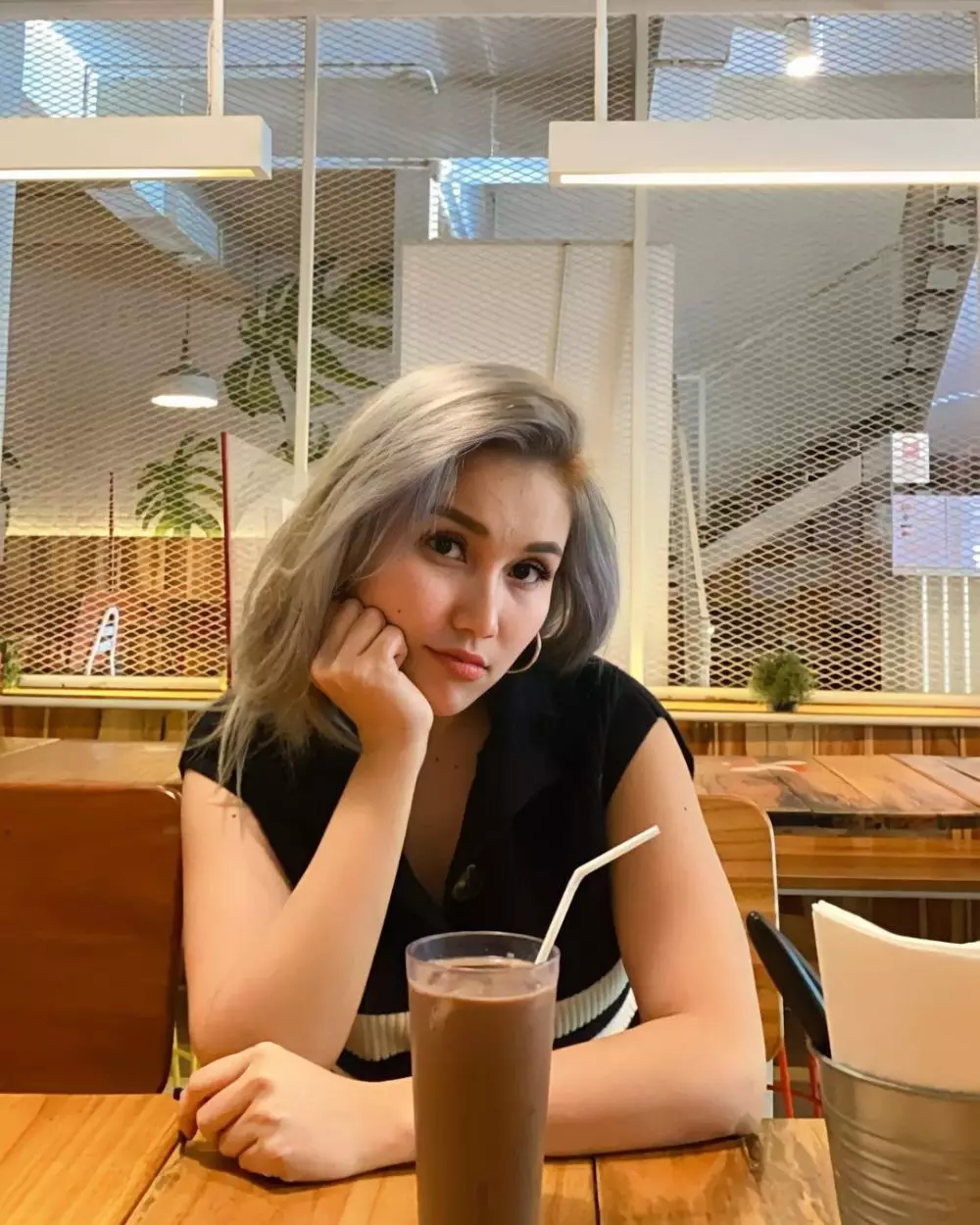 Rambut Ayu Ting Ting berwarna silver © Instagram