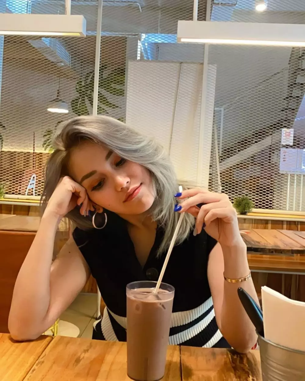 Rambut Ayu Ting Ting berwarna silver © Instagram