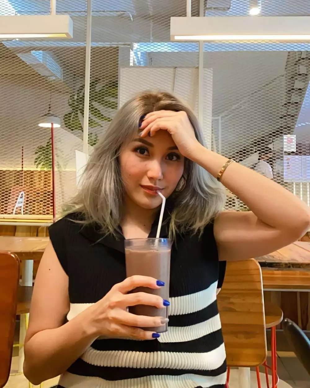 Rambut Ayu Ting Ting berwarna silver © Instagram