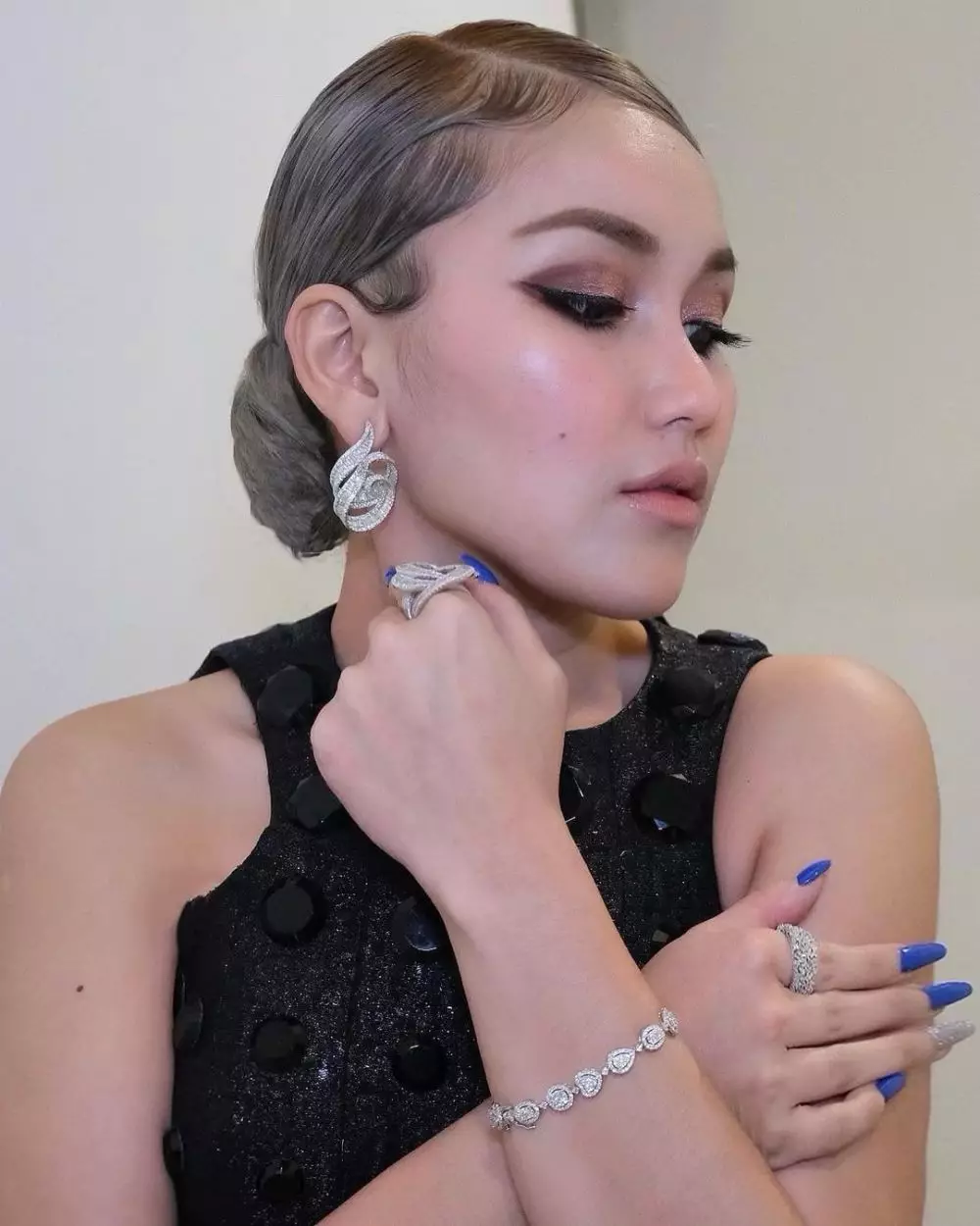 Rambut Ayu Ting Ting berwarna silver © Instagram