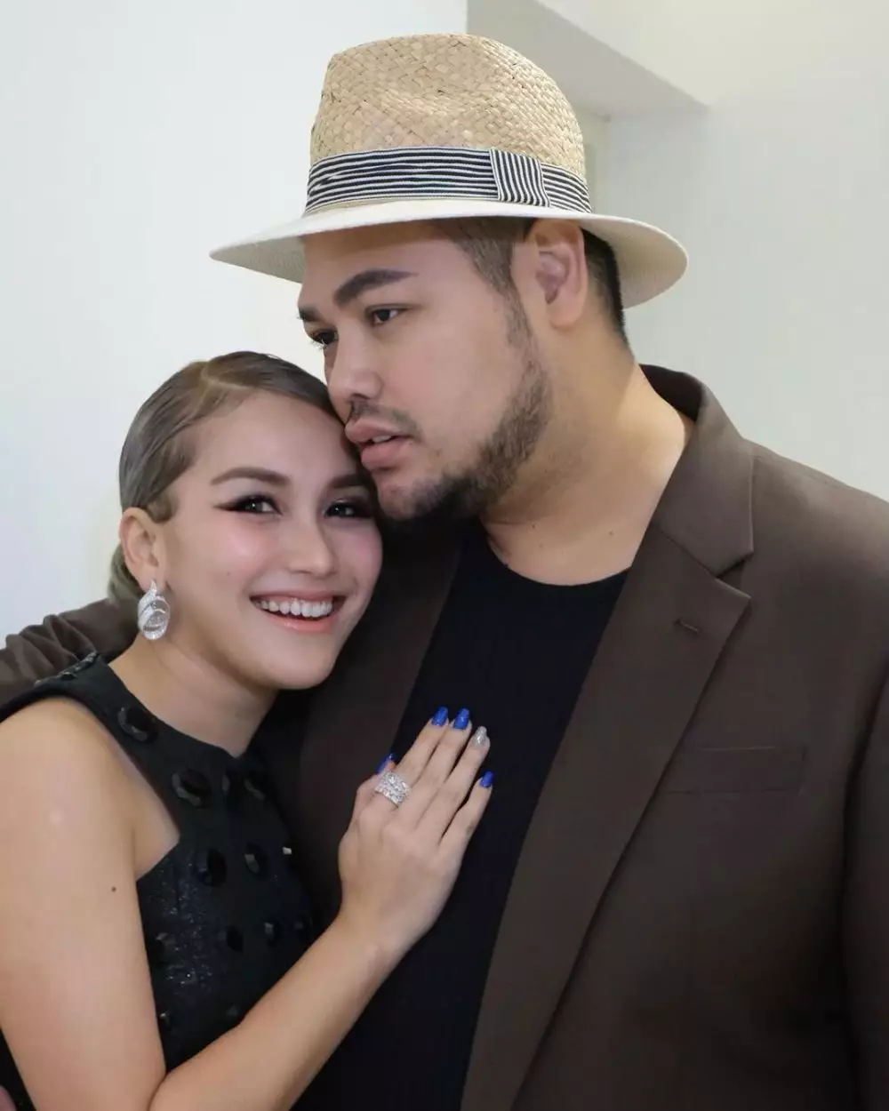 Rambut Ayu Ting Ting berwarna silver © Instagram