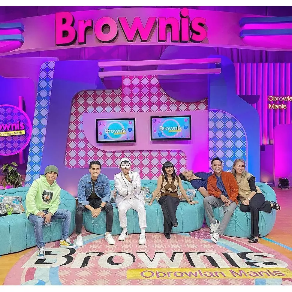 Rambut Ayu Ting Ting berwarna silver © Instagram