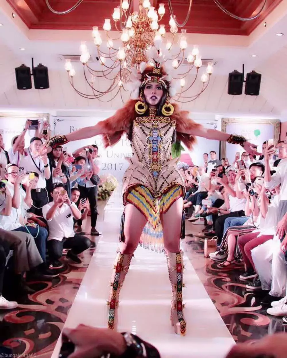 Seleb tampil di fashion show luar negeri Instagram