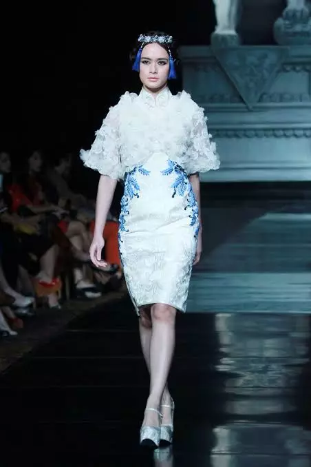 Seleb tampil di fashion show luar negeri Instagram