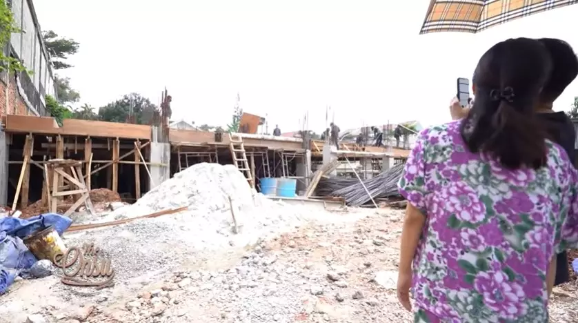 Potret pembangunan rumah baru Sarwendah © YouTube