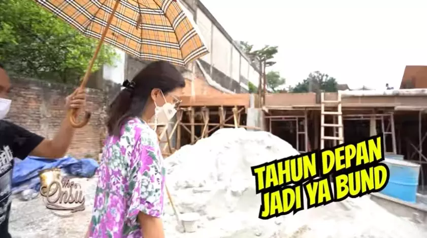Potret pembangunan rumah baru Sarwendah © YouTube