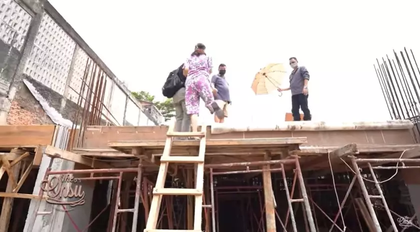 Potret pembangunan rumah baru Sarwendah © YouTube