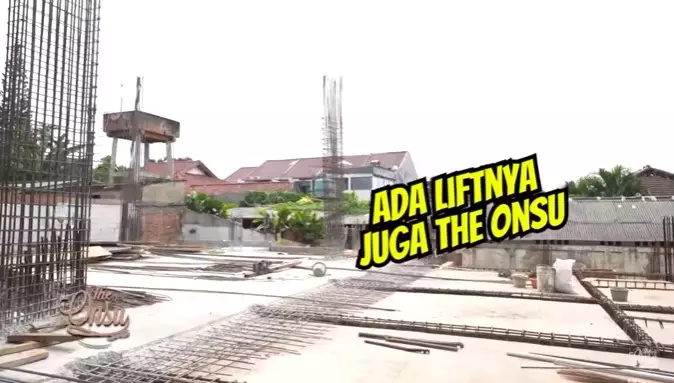 Potret pembangunan rumah baru Sarwendah © YouTube