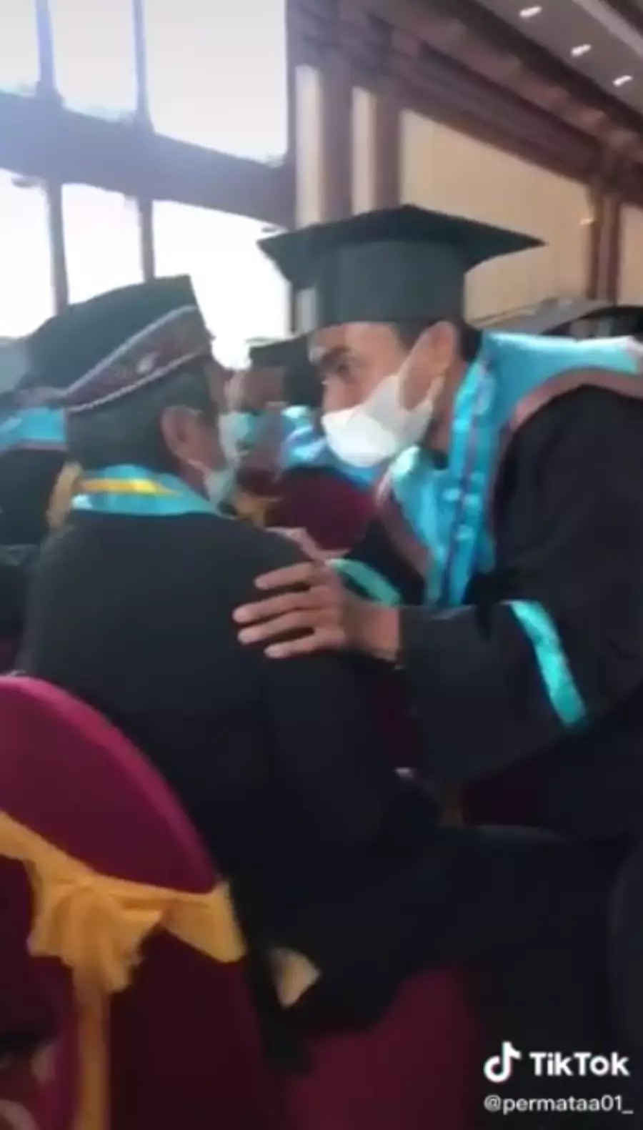 wisuda diwakilkan orang tua © 2021 TikTok