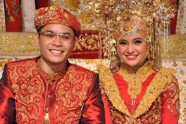 Pernikahan mewah artis berujung perceraian Berbagai sumber  Pernikahan mewah artis berujung perceraian Berbagai sumber