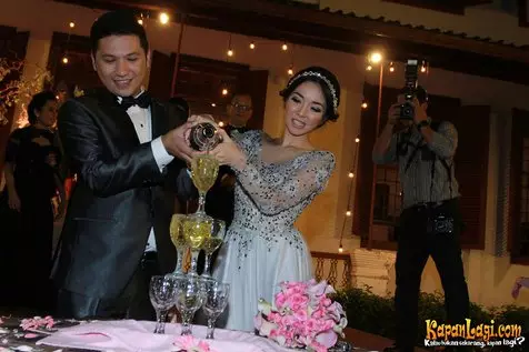 Pernikahan mewah artis berujung perceraian Berbagai sumber  Pernikahan mewah artis berujung perceraian Berbagai sumber