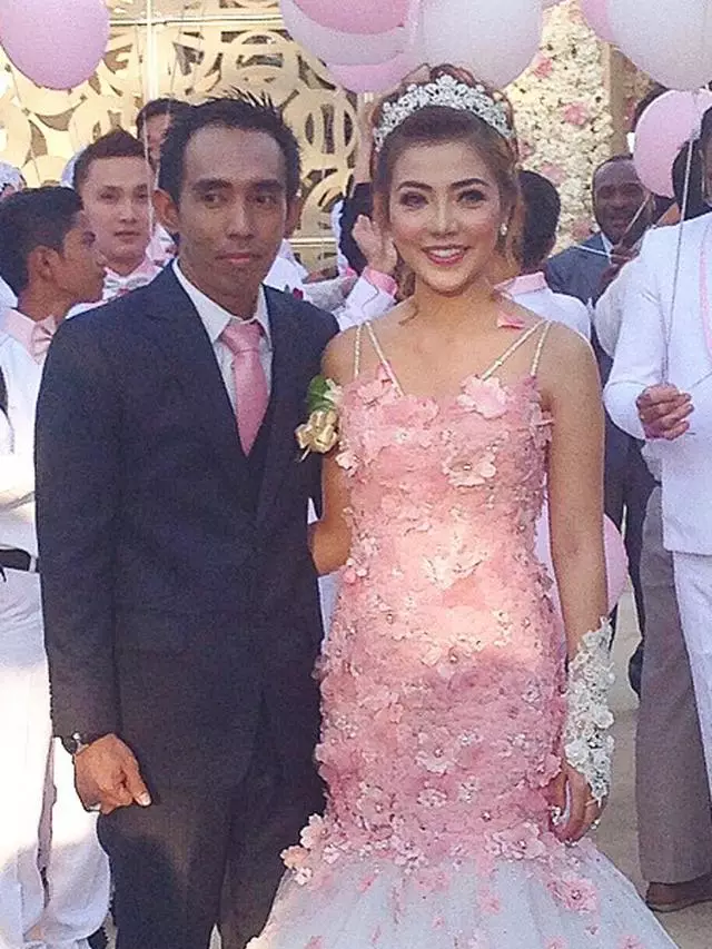 Pernikahan mewah artis berujung perceraian Berbagai sumber  Pernikahan mewah artis berujung perceraian Berbagai sumber
