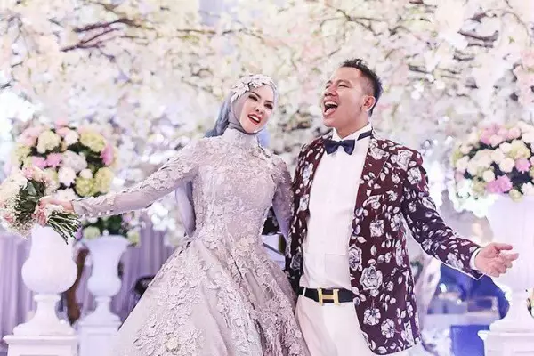 Pernikahan mewah artis berujung perceraian Berbagai sumber  Pernikahan mewah artis berujung perceraian Berbagai sumber